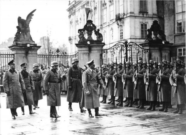 Bundesarchiv_Bild_183-2004-1202-505,_Prag,_Burg,_Besuch_Adolf_Hitler.jpg