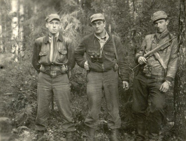 is-kaires-klemensas-sirvys-juozas-luksa-benediktas-trumpys-1950-metu-spalis-kazlu-ruda-57b5a36b46f2a.jpg