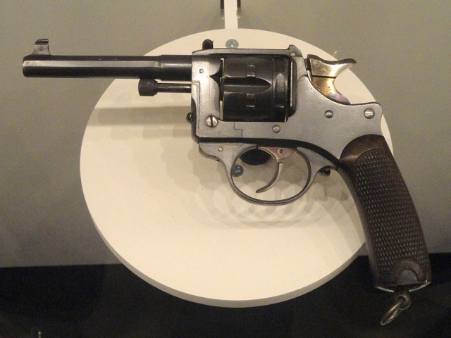 1024px-France_service_revolver,_Model_1892,_8_mm_-_National_World_War_I_Museum_-_Kansas_City,_MO_-_DSC07474.JPG