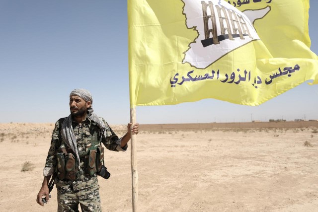 SDF-fighter-with-Deir-Ezzor-military-council-flag.jpg